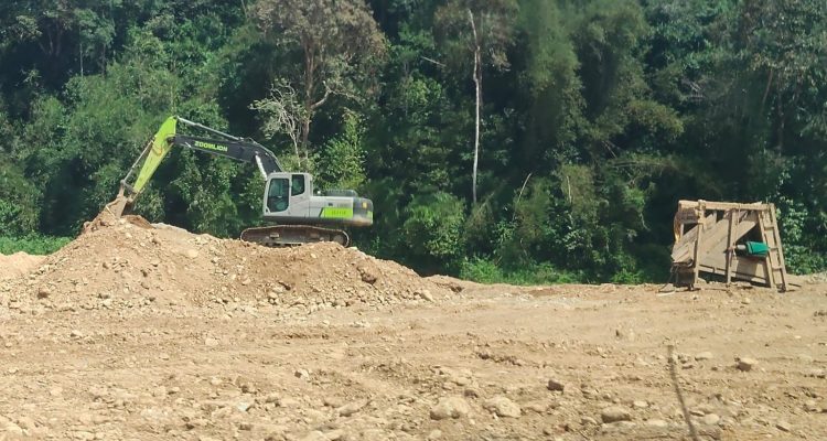 Foto ilustrasi, Eksavator saat beraktifitas mencari butiran emas